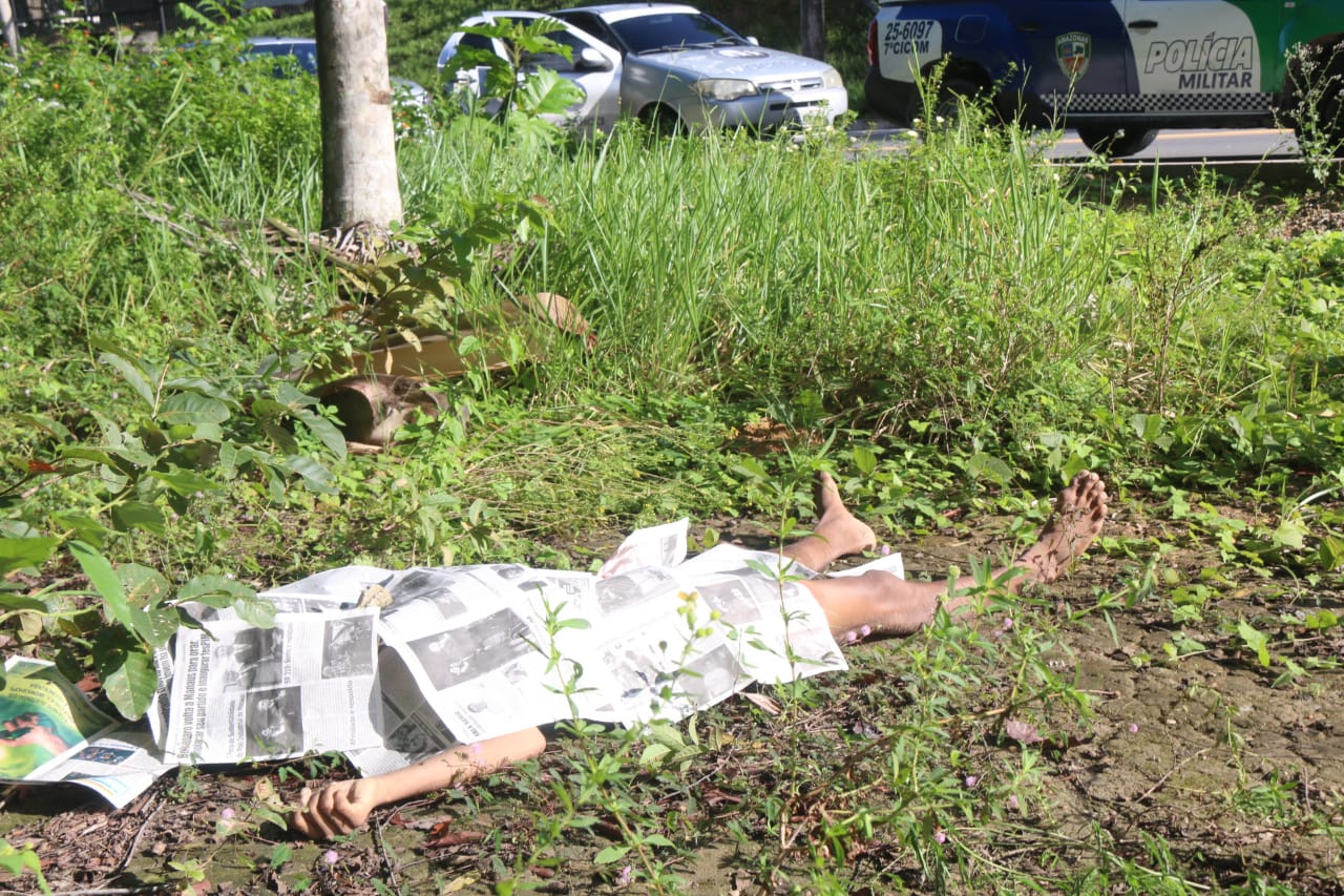 Jovem executado com três tiros na cabeça foi desovado em matagal em Manaus 