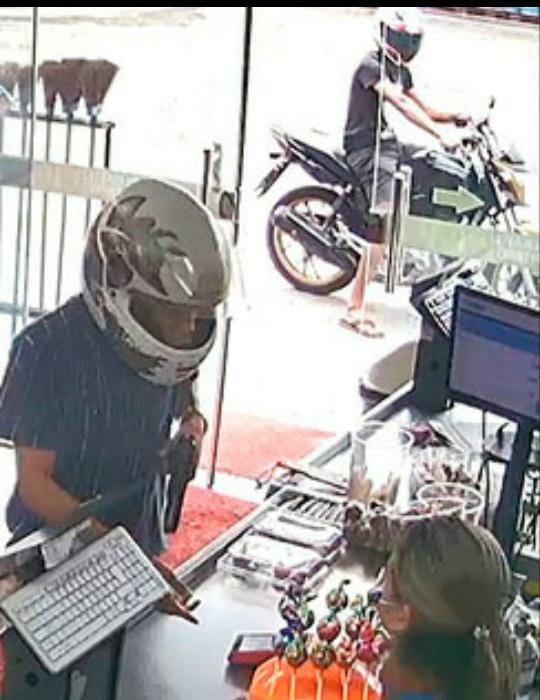 Vídeo registra momento em que bandidos assaltam mercadinho em Manaus