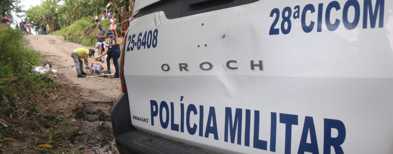 Após ser morto, jovem é arrastado e abandonado em rua de Manaus