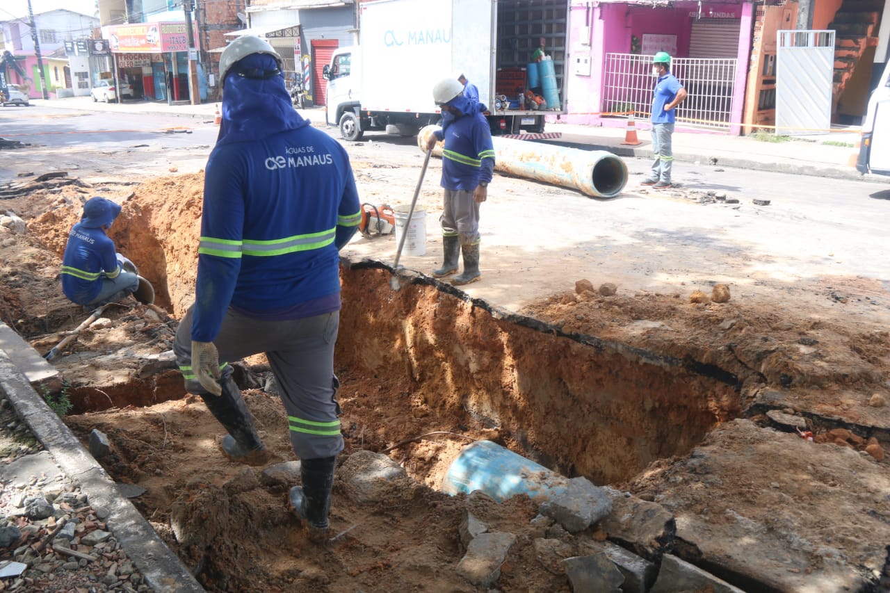 Adutora rompe, altera trânsito e deixa bairros sem água em Manaus 