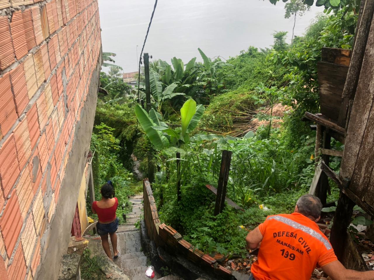 Muro desaba e barranco corre risco de soterrar casas em Manaus