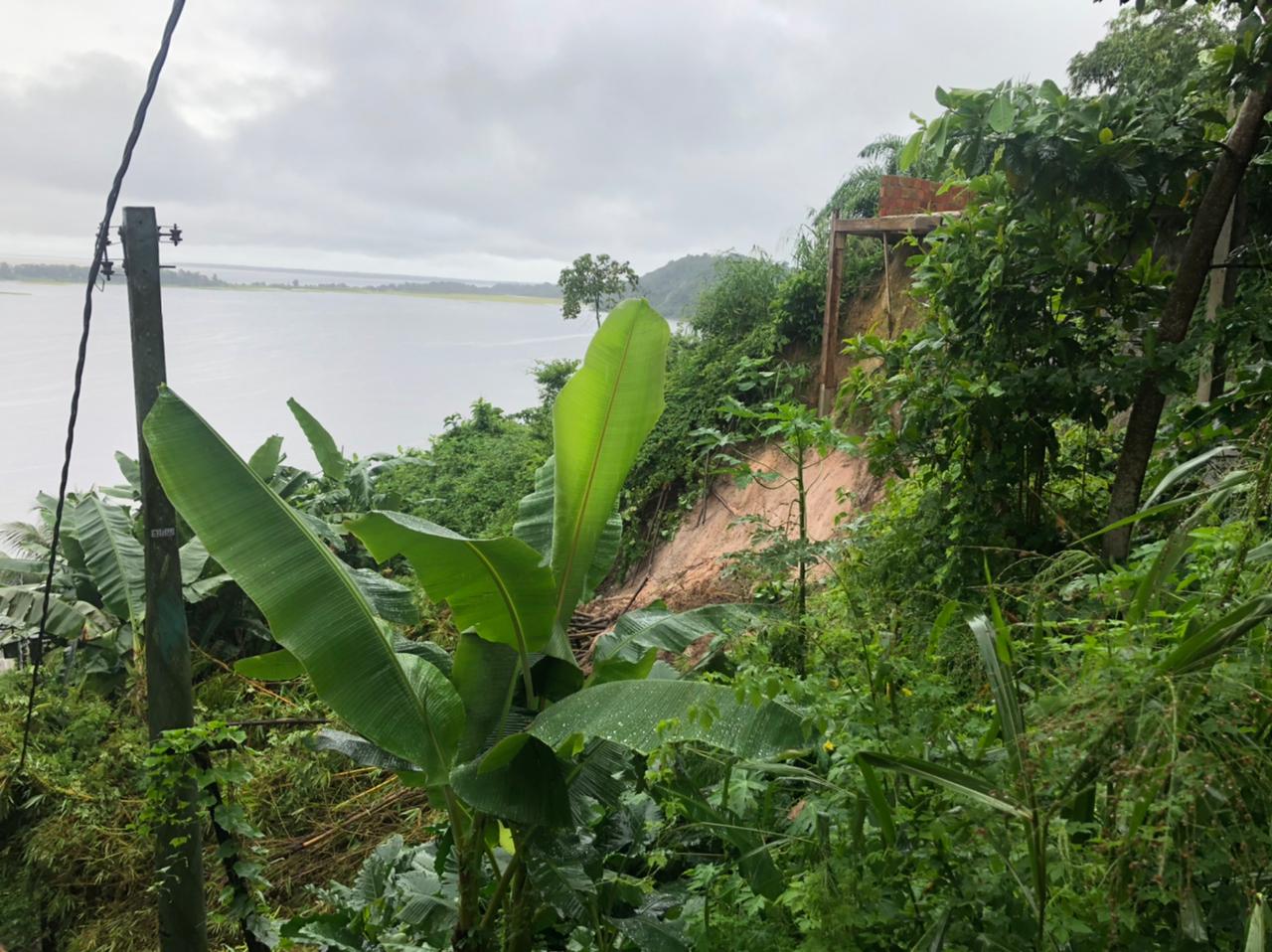 Cinco barrancos desmoronam durante chuva torrencial em Manaus 
