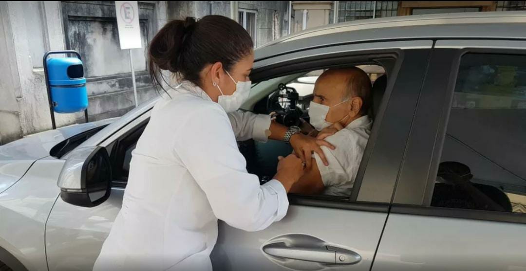 Drauzio Varella é vacinado contra a Covid-19 