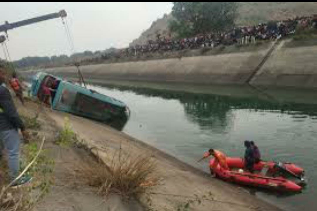 Ônibus cai em rio e deixa 35 mortos na Índia
