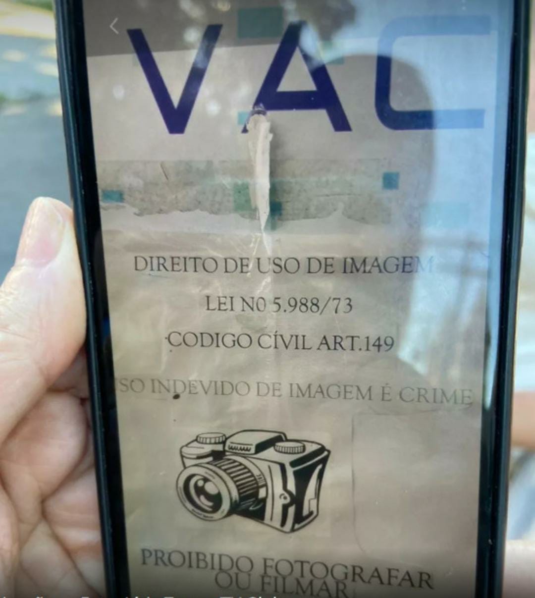 Em meio a casos de 'vacina de vento', cartaz proíbe filmagem em posto