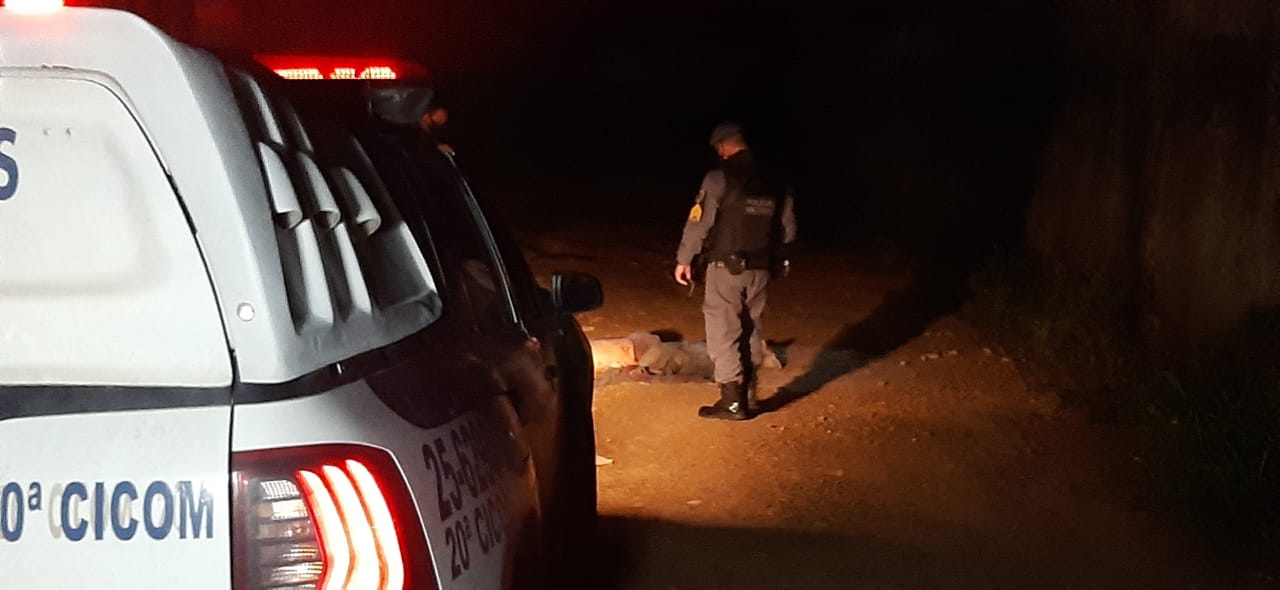 Corpo degolado e enrolado em rede é desovado em ramal de Manaus