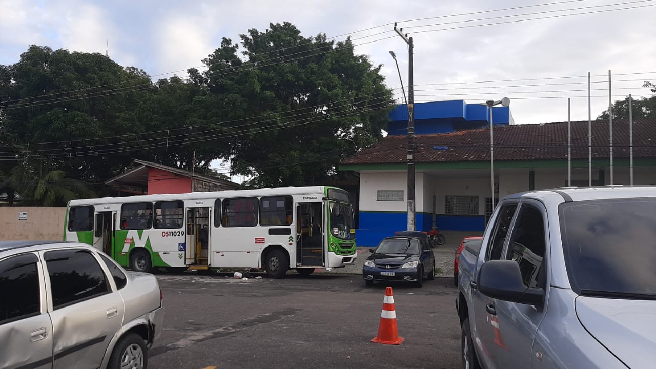 Criminoso é baleado após assaltar ônibus em Manaus 