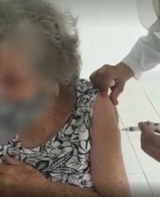 Vídeo: Filha registra falsa aplicação de vacina em idosa em SP