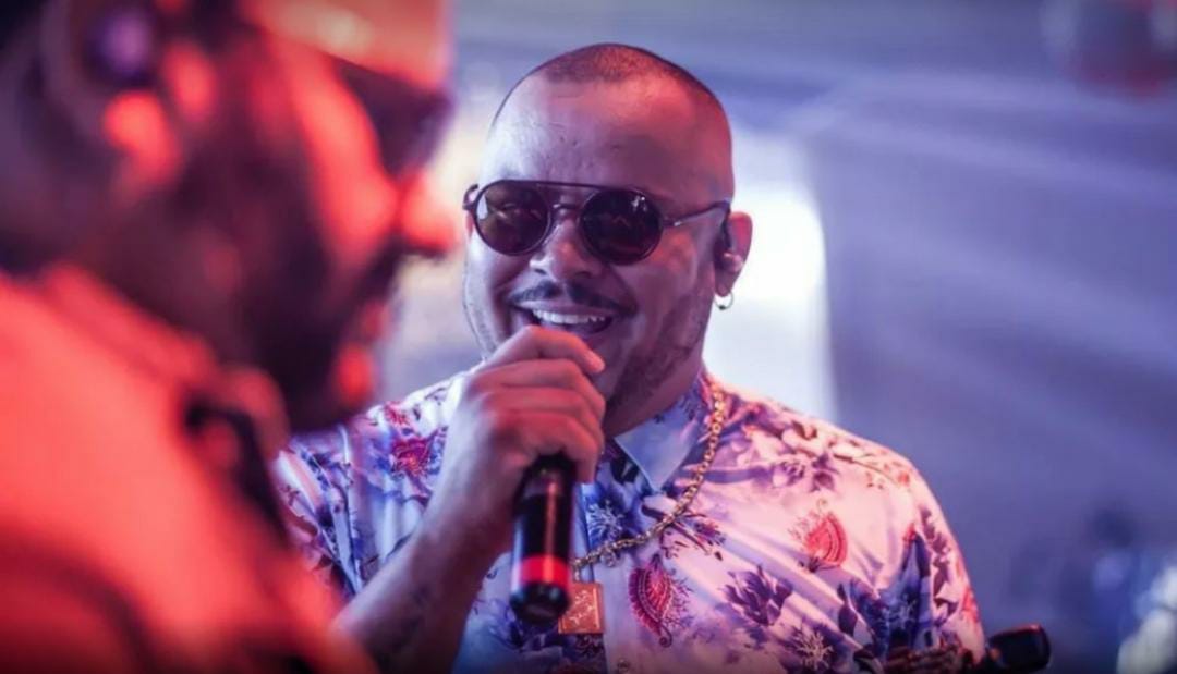 Cantor morre de Covid dois dias após perder a mulher grávida para a doença