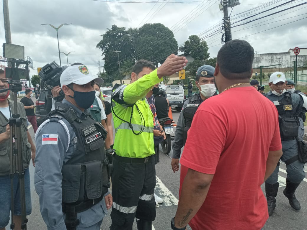 Em clima de tensão, manifestantes chegam a Aleam em Manaus