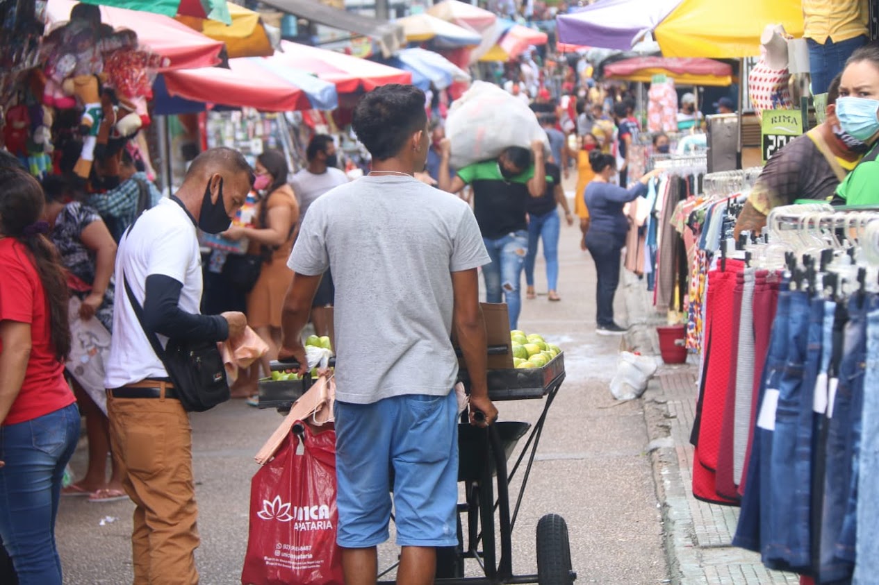 Prefeitura realiza operação para realocar ambulantes no Centro de Manaus