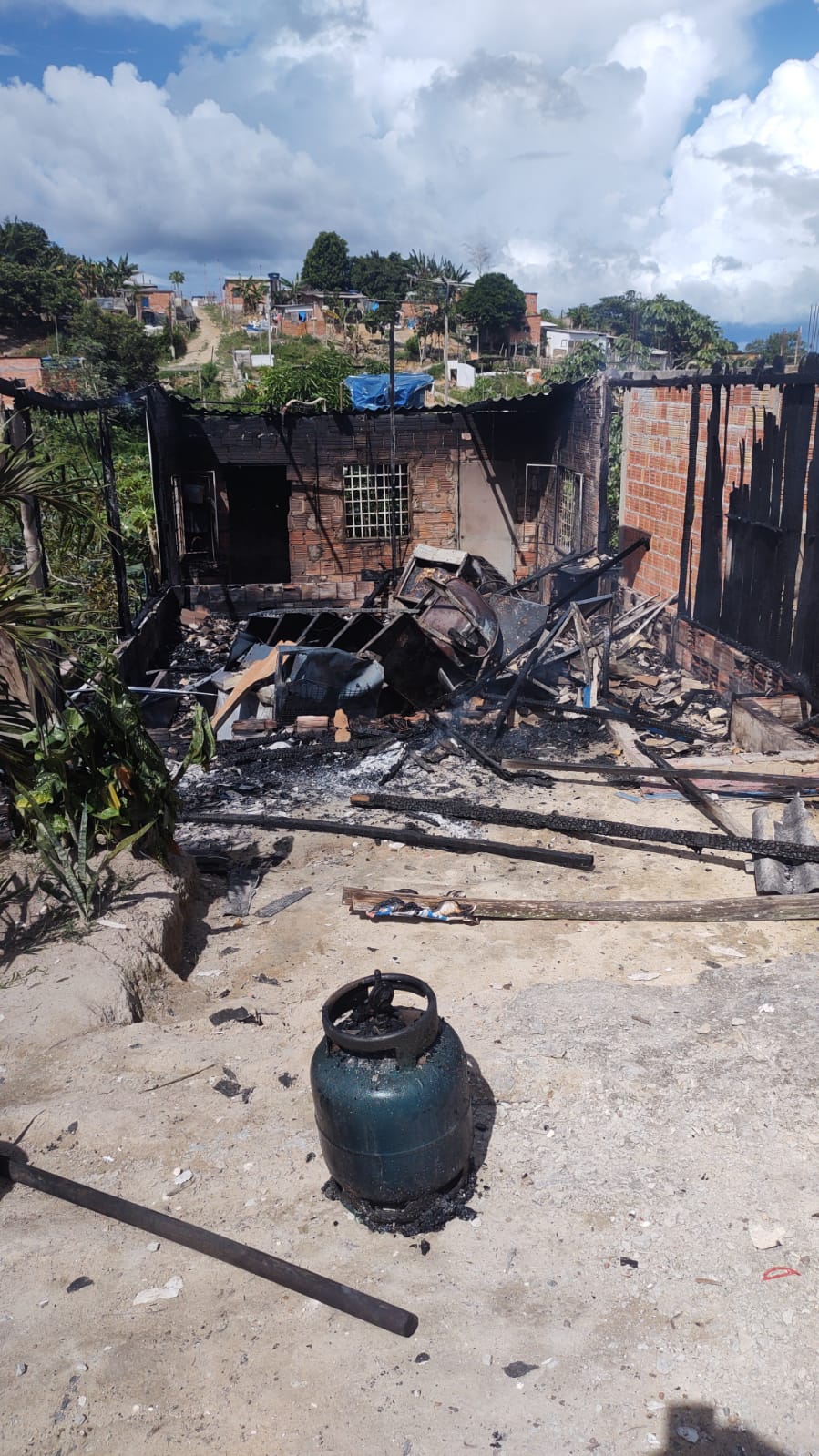 Casa fica completamente destruída após incêndio em Manaus