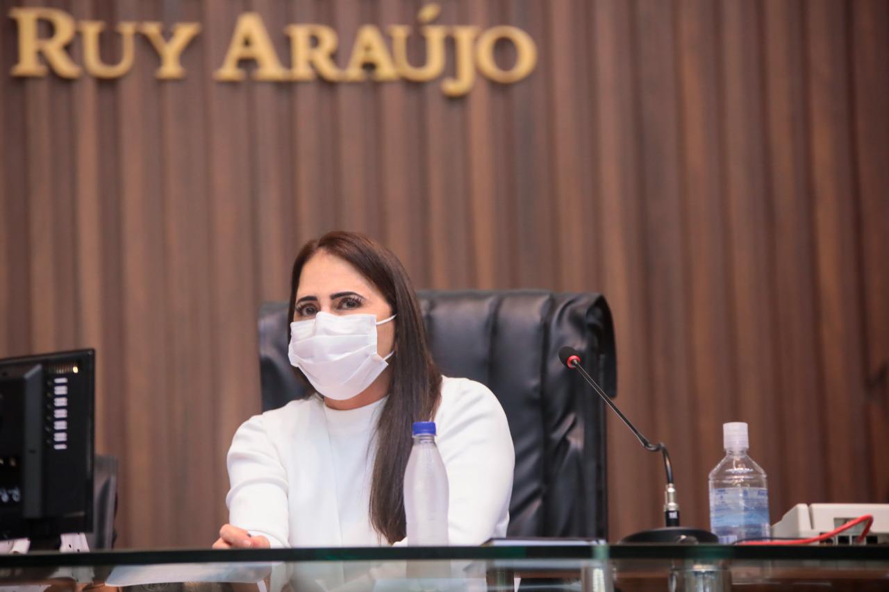 Deputada Nejmi Aziz propõe vacinação de motoristas e cobradores 