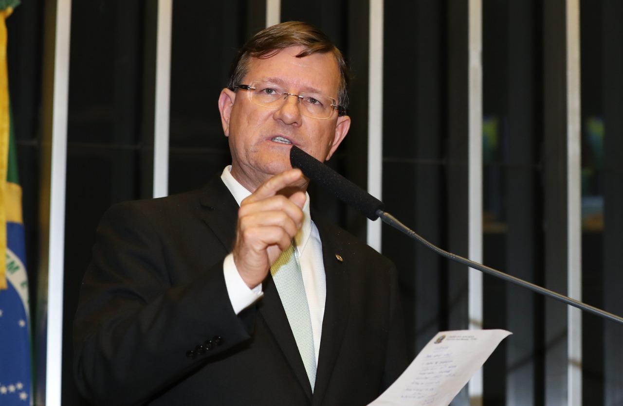 Zé Ricardo pede investigação sobre mortes de pacientes com covid no AM