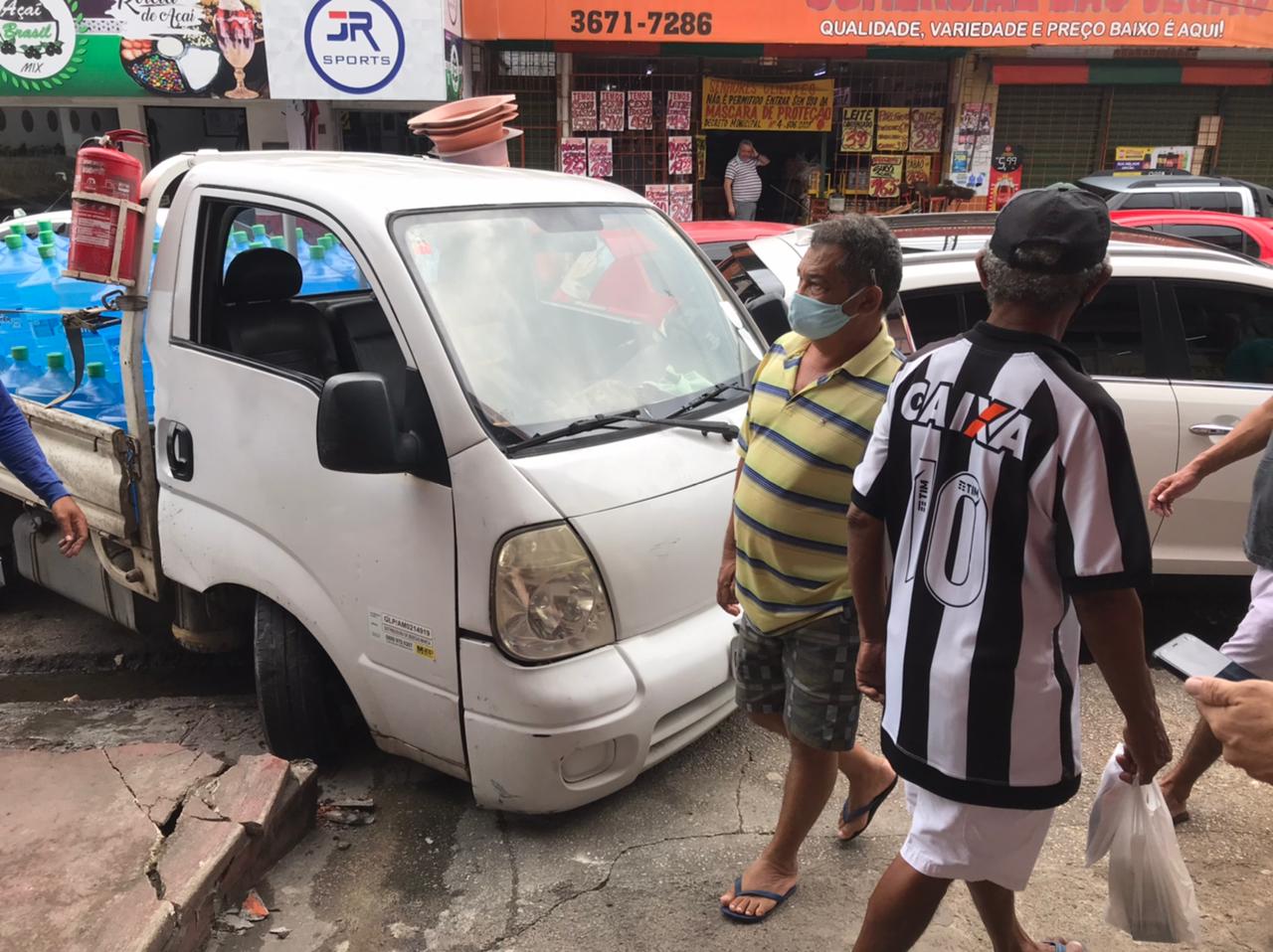Caminhonete perde o controle e bate em carro de luxo em Manaus