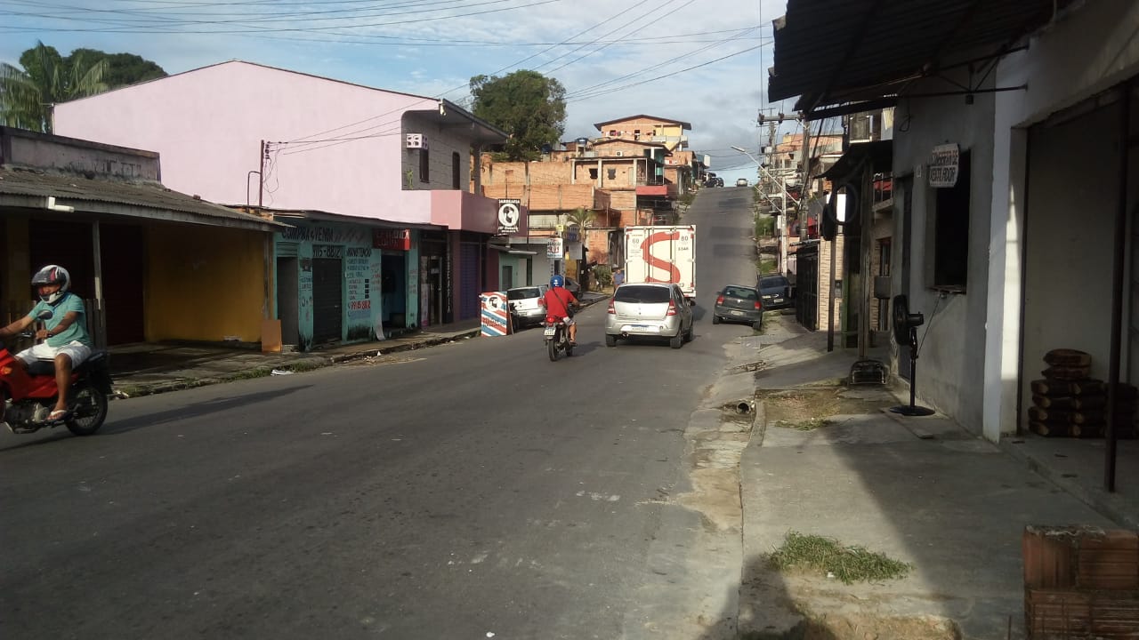 Jovem é baleado dentro de barbearia durante suposto assalto em Manaus
