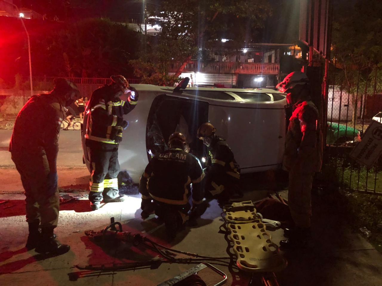 Casal fica preso às ferragens após carro capotar em avenida de Manaus