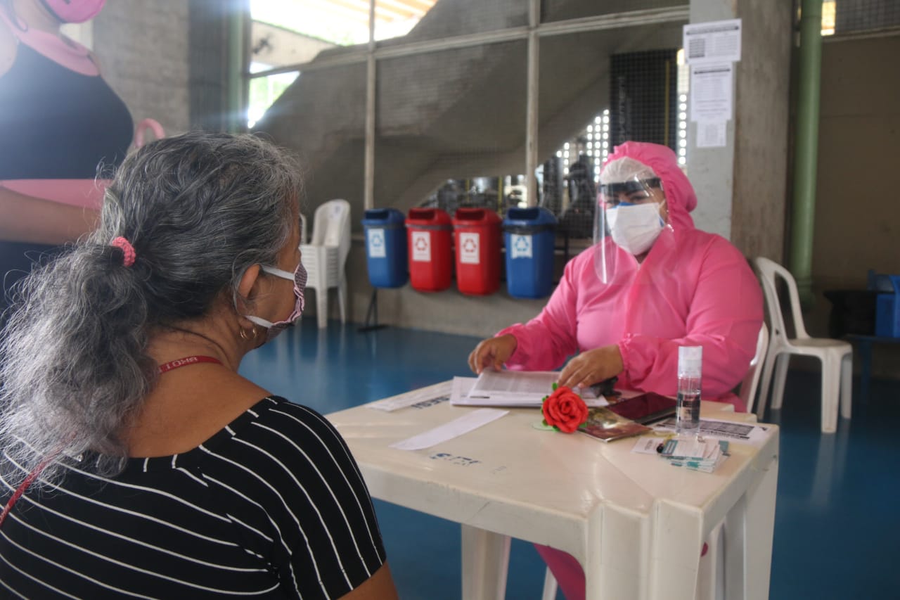 Idosos e pessoas de 37 a 40 anos com comorbidades recebem vacina em Manaus