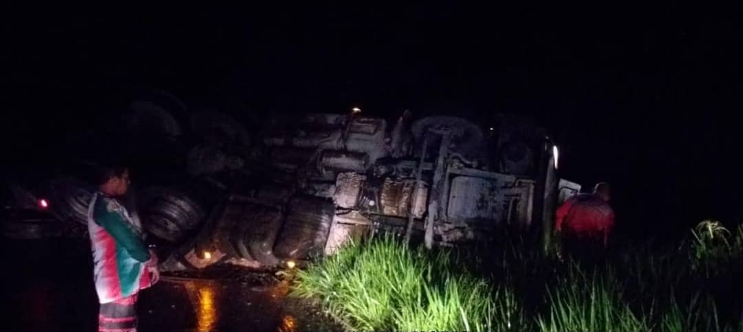 Motorista fica ferido após carreta tombar no meio da rodovia AM-010