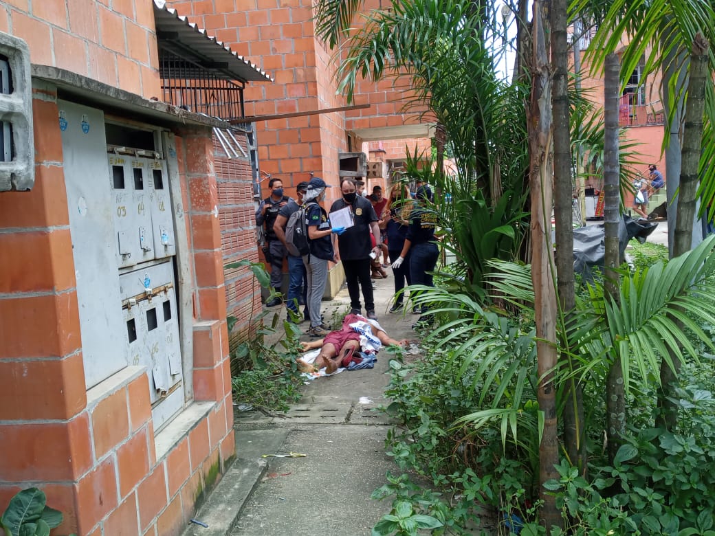 Jovem é assassinado com 10 tiros à plena luz do dia em Manaus
