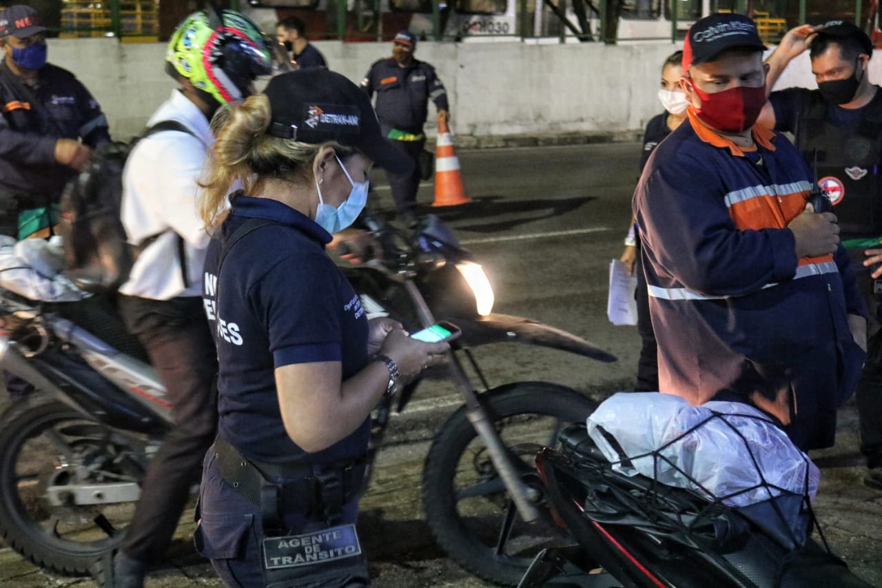Após tentar fugir de blitz, trio é preso com motocicleta roubada em Manaus