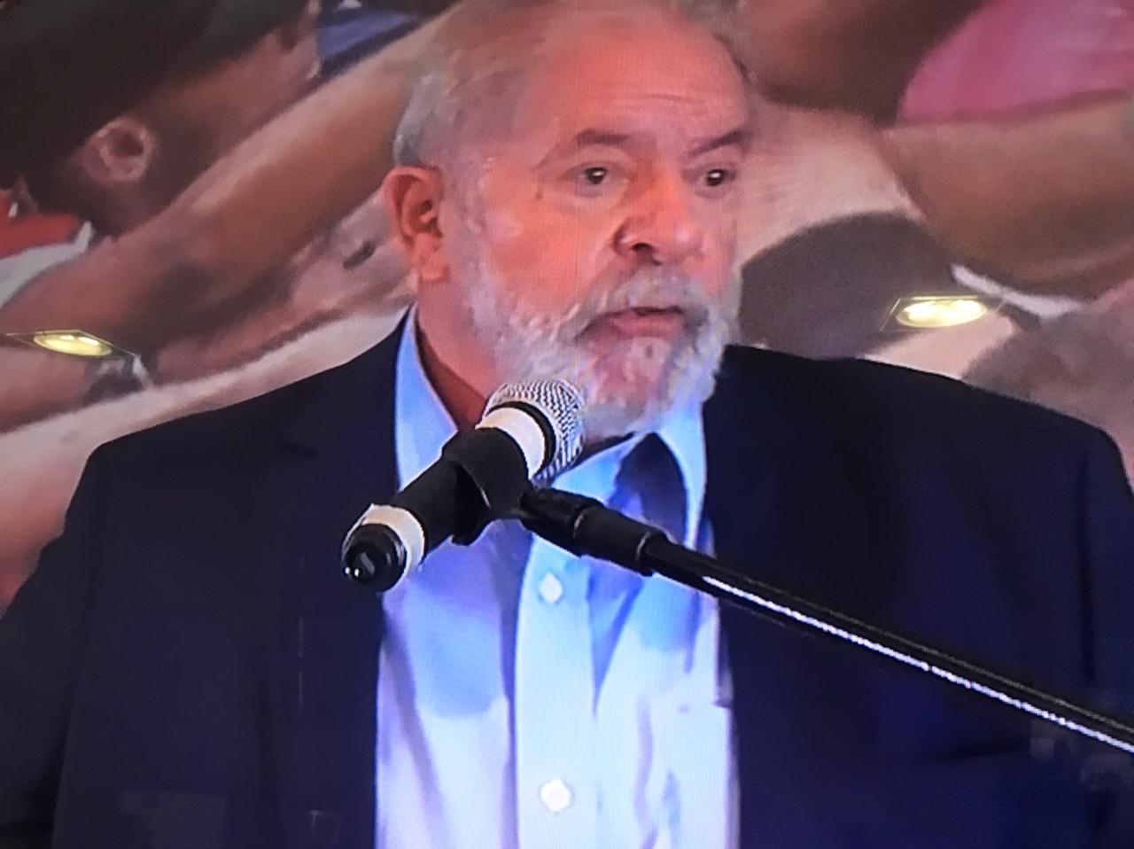 'Não siga nenhuma decisão imbecil do presidente, tome vacina', dispara Lula