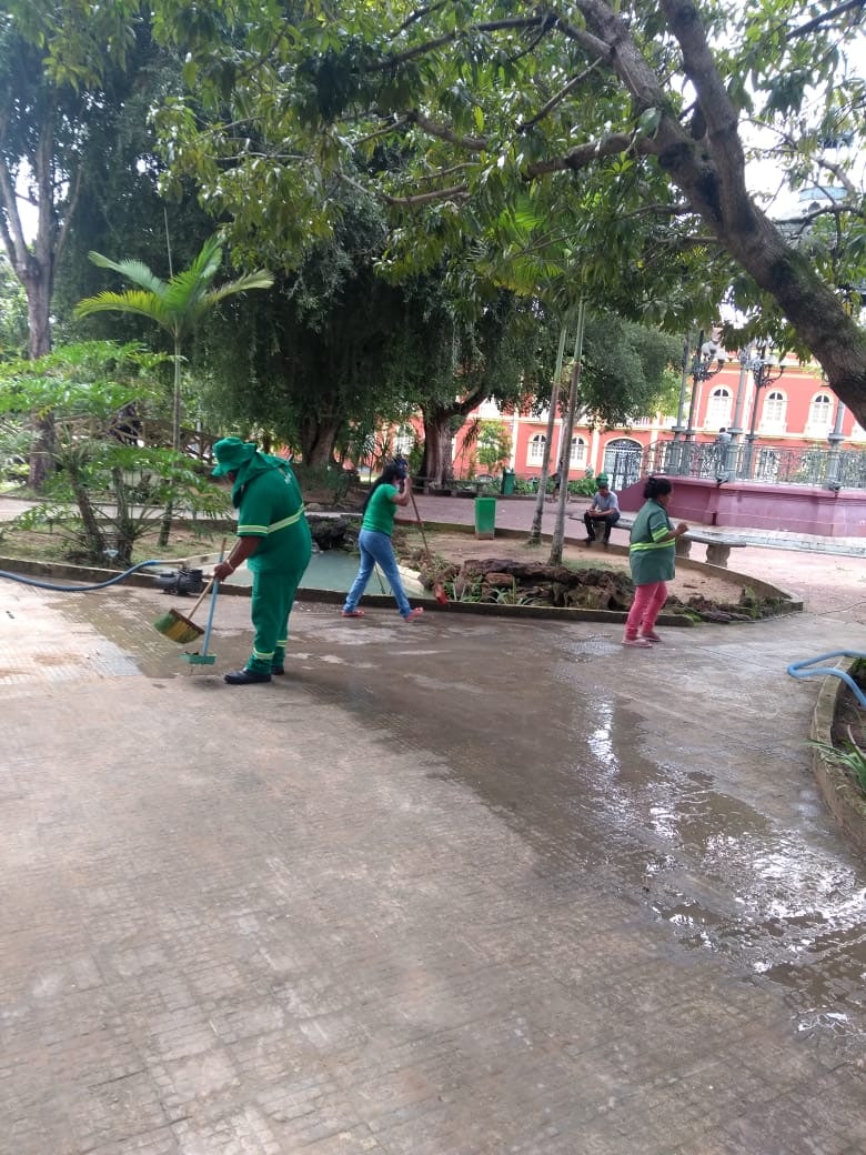 Detentos do semiaberto realizam limpeza de praças em Manaus
