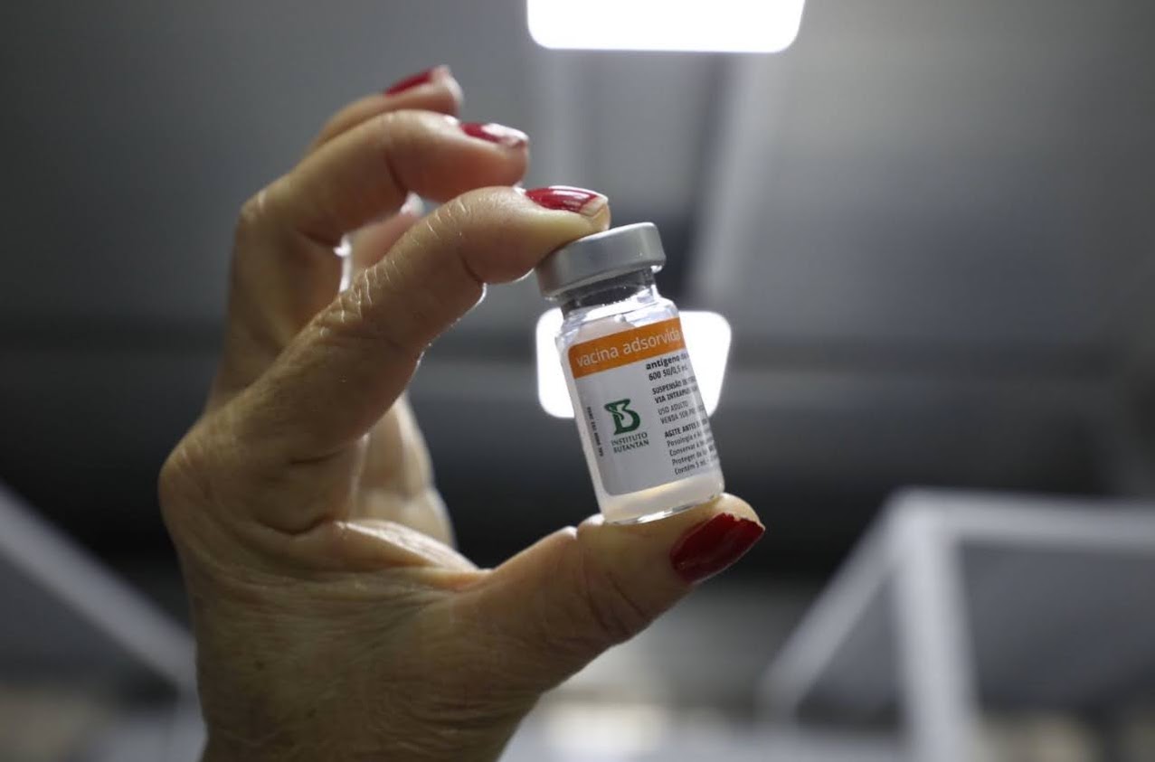 Estudo diz que vacinados com CoronaVac têm 74% menos chance de morte