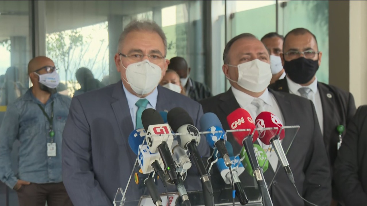 Ao lado de Pazuello, Queiroga fala em nova onda de covid e defende o SUS