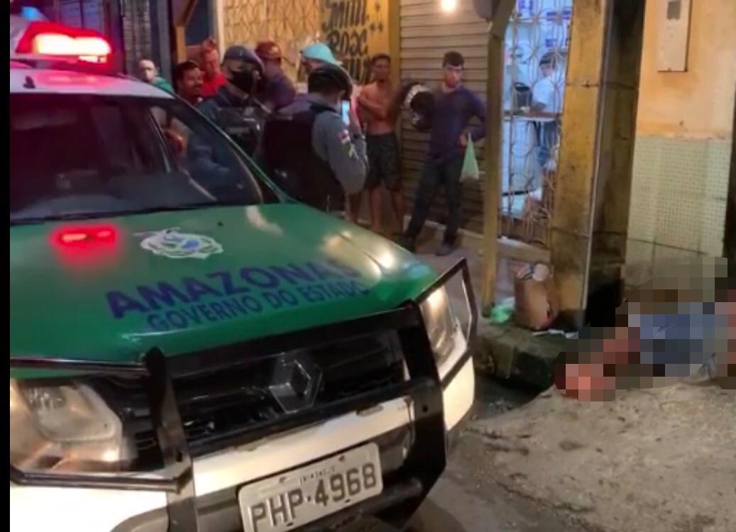 Suspeito de assalto é amarrado e torturado pela população em Manaus