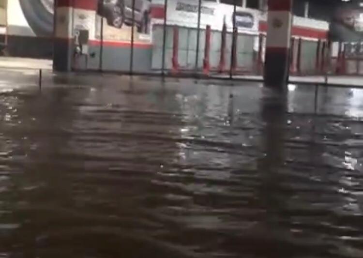 Torquato Tapajós é tomada pela água após forte chuva em Manaus
