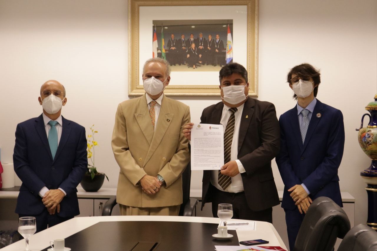 Ouvidorias do TCE-AM e da CMM assinam termo de cooperação