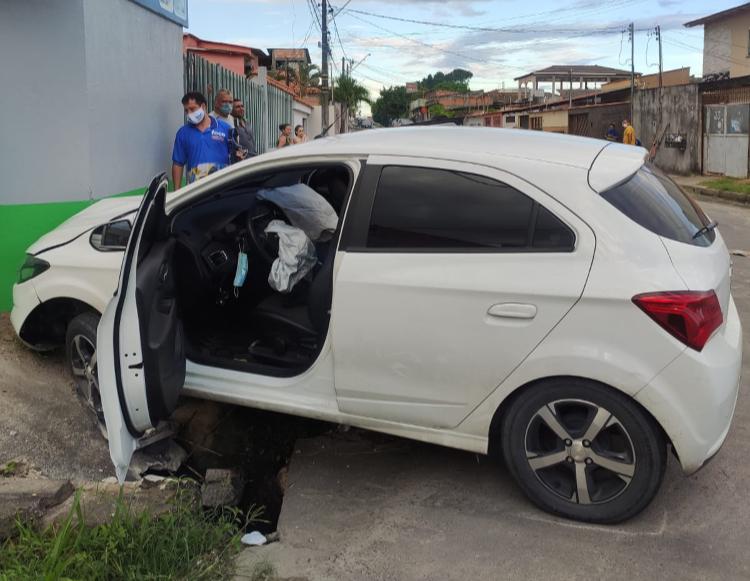 Carro com bebê dentro colide violentamente em muro de loja em Manaus