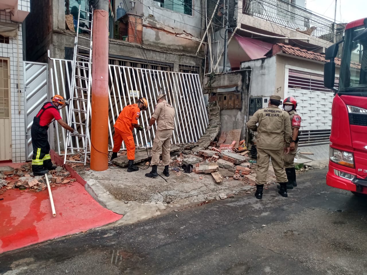 Pedreiro fica gravemente ferido após marquise de casa desabar em Manaus