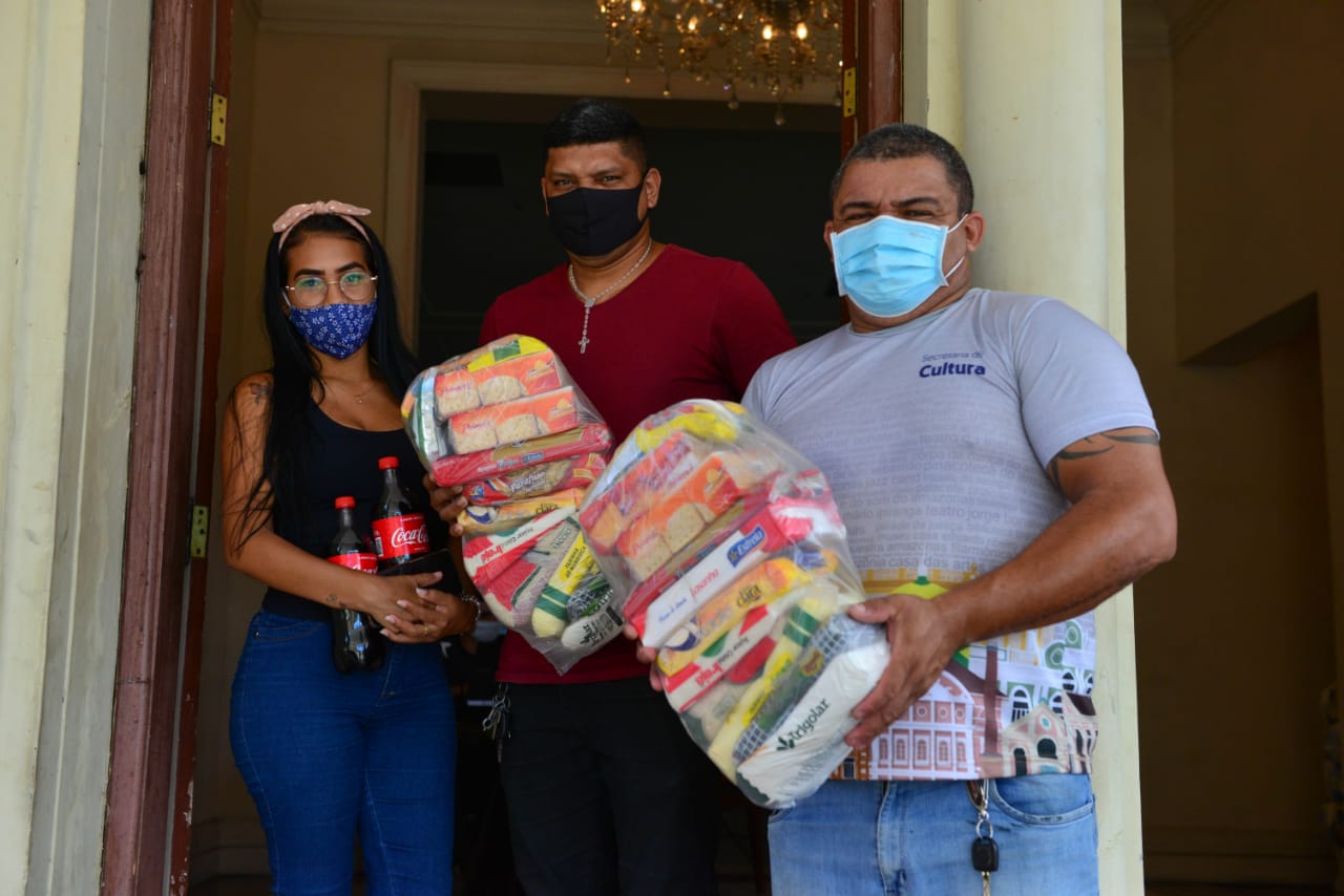 125 cestas básicas são entregues a trabalhadores da cultura em Manaus