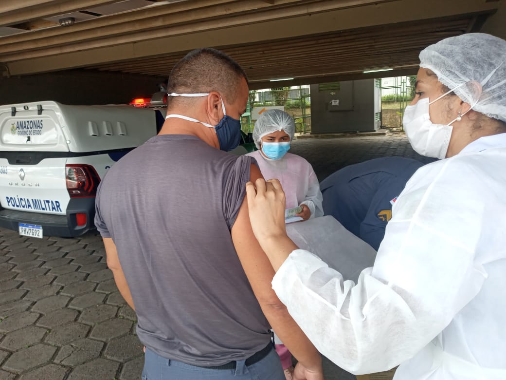 Trezentos policiais e bombeiros são vacinados contra a covid-19 em Manaus
