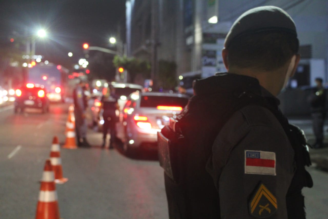 Operação flagra 39 motoristas bêbados e traficantes com R$ 30 mil em Manaus