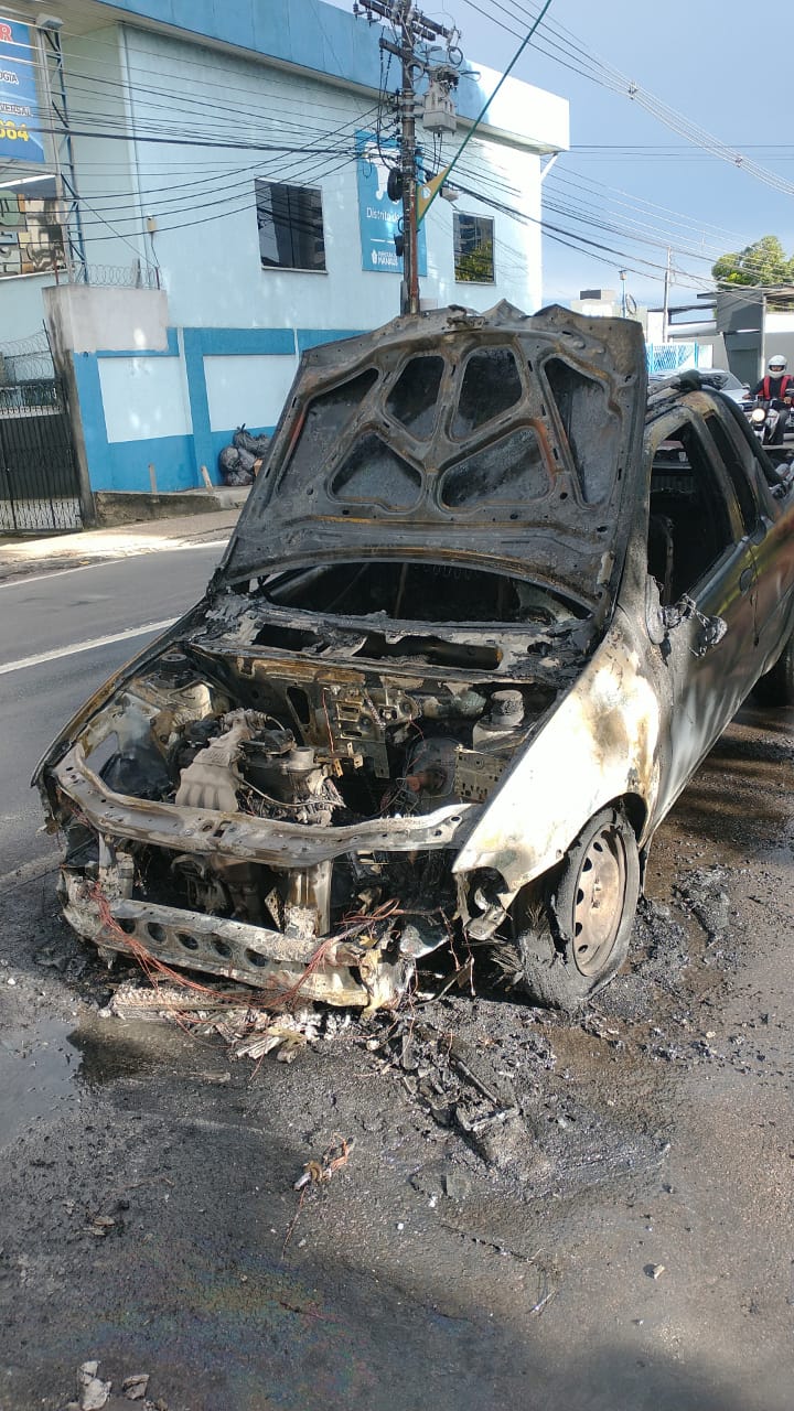 Vídeo: Carro fica destruído após pegar fogo em avenida de Manaus