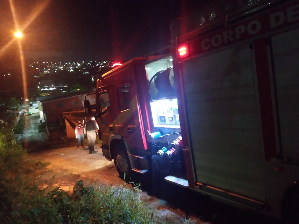 Casa é tomada pelas chamas na Zona Norte de Manaus