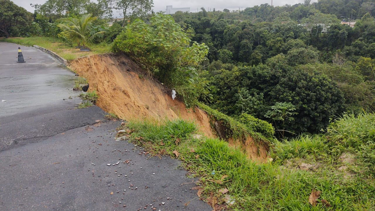 Barranco desmorona e engole pista durante temporal em Manaus