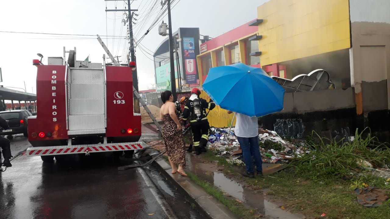 Bombeiros derrubam paredes para conter incêndio em loja de tintas em Manaus