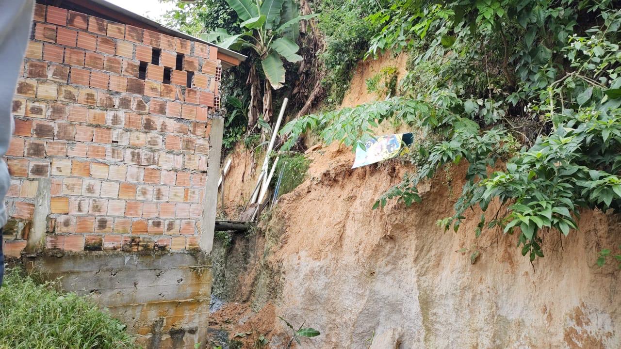 Deslizamento de barranco nos fundos de casa desespera família em Manaus