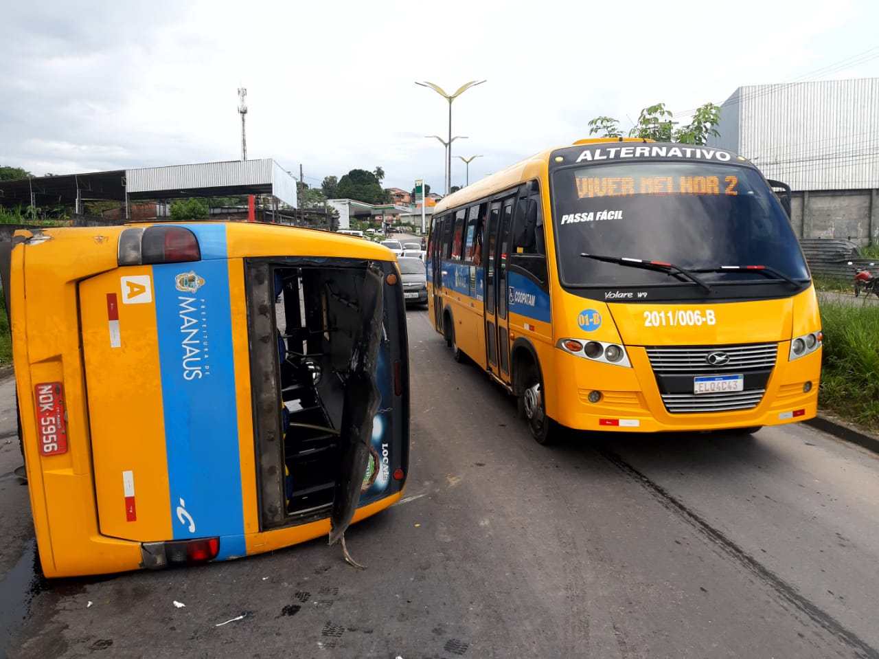 Grávida fica ferida após amarelinho capotar durante suposto racha em Manaus