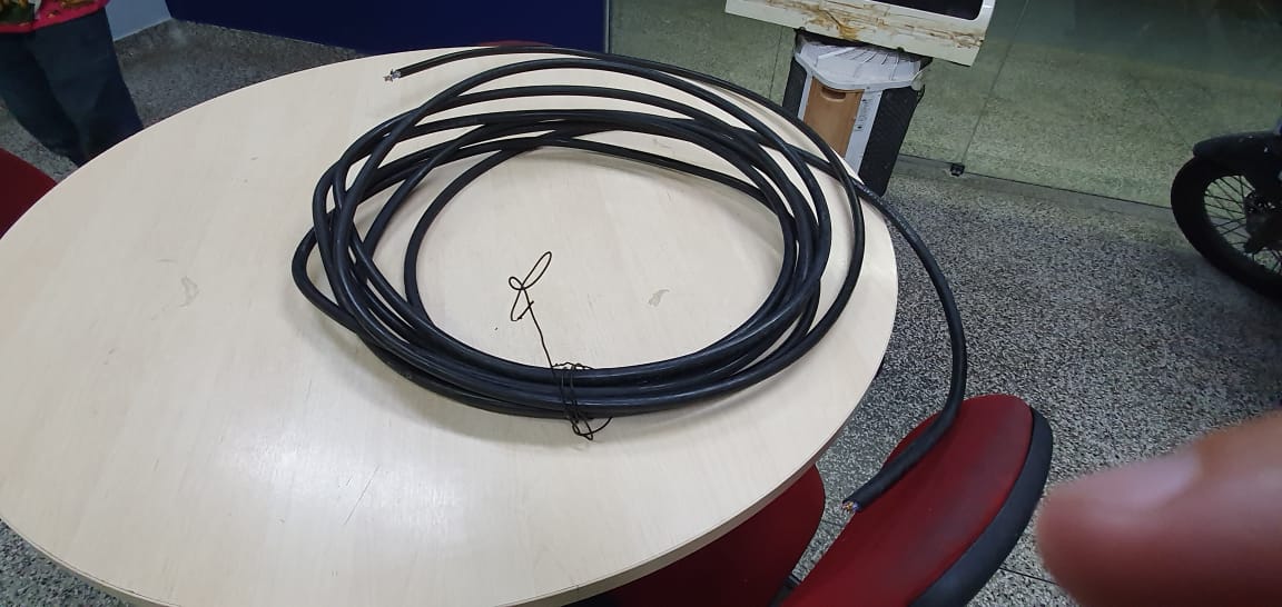 Homem é preso ao se pendurar em poste para roubar cabos elétricos em Manaus