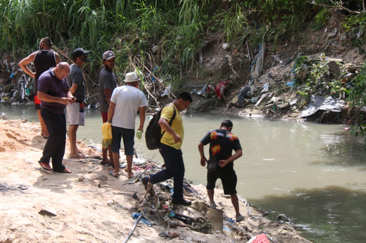 Moradores encontram corpo de mulher boiando em igarapé de Manaus