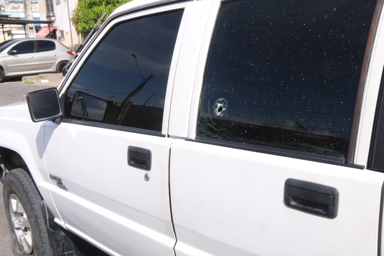 Bandidos crivam carro a balas e atiram em pé de morador em Manaus 
