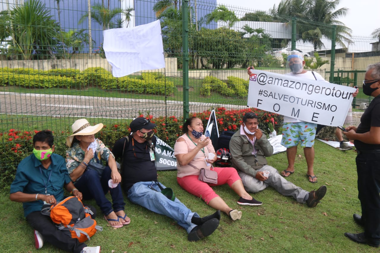 Profissionais do turismo fazem protesto por auxílio emergencial em Manaus 