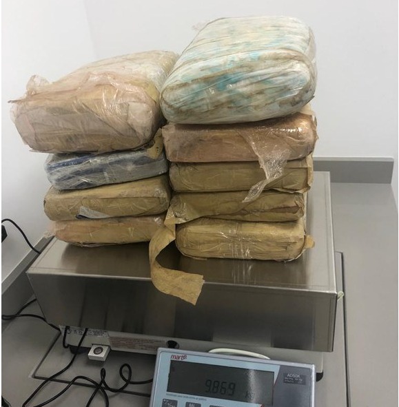 Passageira de Manaus é presa com 10kg de drogas em aeroporto de Campinas