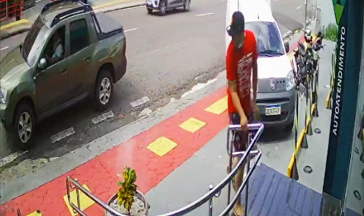 Vídeo mostra motorista atirando em homem após briga de trânsito em Manaus 