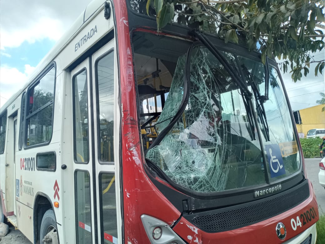 Caminhão colide violentamente em ônibus com passageiros em Manaus